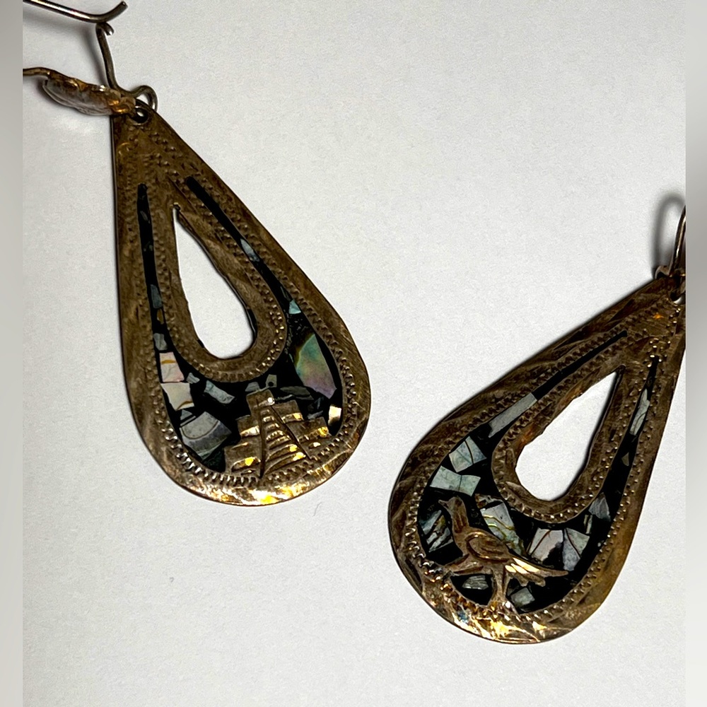 Vintage dangle earrings from Mexico silver, it appears to have mother of pearl
